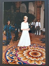 LADY DIANA PIEDI NUDI TEMPIO HINDU LONDRA FOTOGRAFIA ORIGINALE AGENZIA DI STAMPA