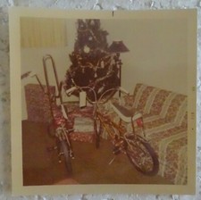 coppia biciclette Schwinn Stingray mostrate in piazza 1969 Kodak foto natale