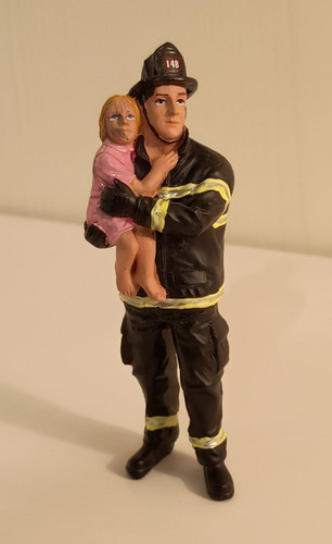 Pompiere salva bambino - , (saving