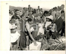 1960 CASTELLANIA Ciclisti portano terra dell'IZOARD alla tomba di Fausto COPPI