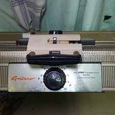 macchina per maglieria Gritzner con piedistallo e accessori PFAFF