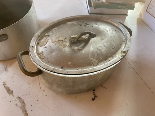 Pentola antica con coperchio - pentola,