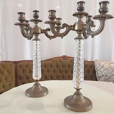 Coppia di candelabri in metallo e cristallo  .