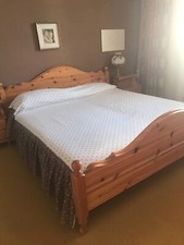 letto matrimoniale in legno di cirmolo massello stile tirolese con due comodini