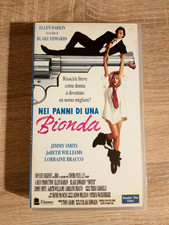 VHS NEI PANNI DI UNA BIONDA