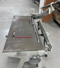 Cesoia per lamiera a ghigliottina