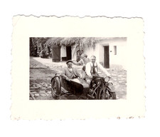 G1714 2 hommes, femme sur moto