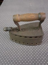 VINTAGE BELLISSIMO  FERRO DA STIRO A CARBONE IN GHISA CON GRADELLINA ALL'INTERNO