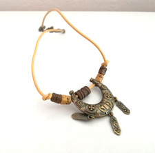 Collana etnica corta colore marrone abbigliamento oufit moda italia ita 