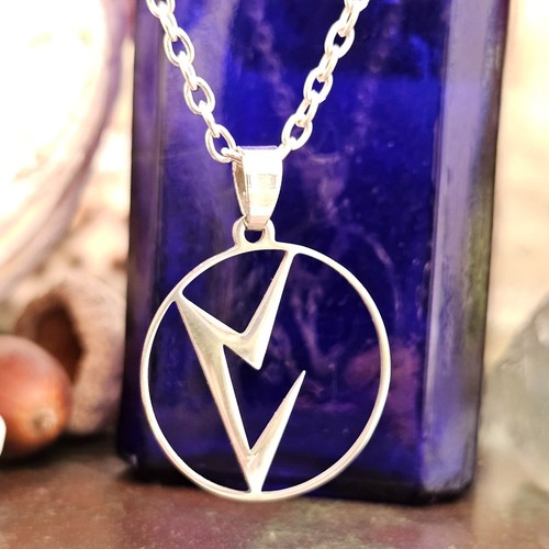 Collana con ciondolo occulto