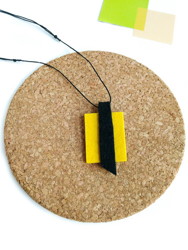 Collana con ciondolo - , feltro