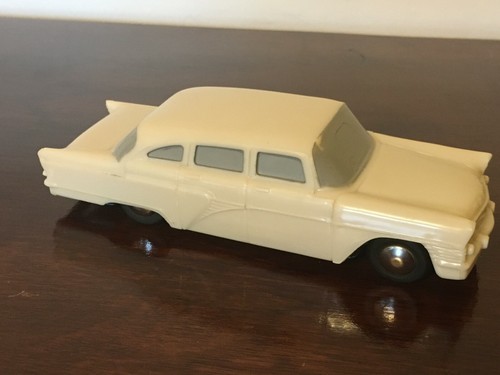 Grande voiture jouet - grande,