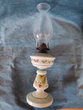 Antico Lume in vetro opalina con decori fiori. Lampada petrolio.