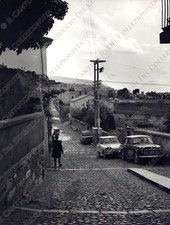 1969 FILETTO vicolo case rurali donna che porta l'acqua Chieti Fotografia