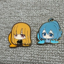 Collezione di spille colorate