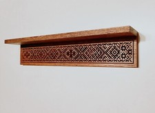 Mensola da parete in rovere ornato con intaglio etnico - misure personalizzate