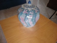 Vaso dipinto floreale con coperchio. Altezza 26 cm circa
