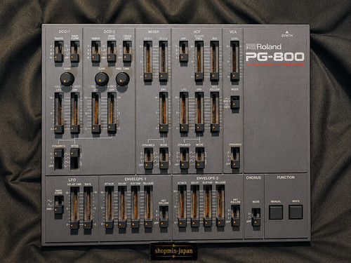 Roland 800 synth - pg-800,