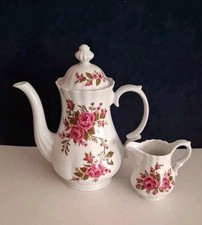 Elegante Teiera E Lattiera