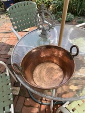 Grande pentola antica in rame primitivo martellato fondo tondo. Molto pesante.