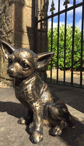 Statua cane chihuahua seduto
