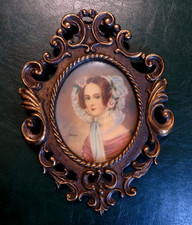 QUADRETTO CON CORNICE IN METALLO E DONNINA DIPINTA A MANO -