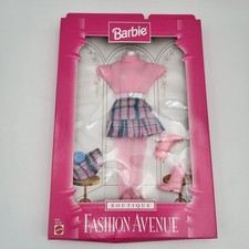 Vintage 1997 Barbie Fashion Avenue Boutique 18126 rosa camicia stivali gonna a quadri
