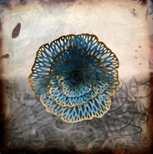 Quadro dipinto in metallo con fiore a rilievo   cm 100x100 astratto