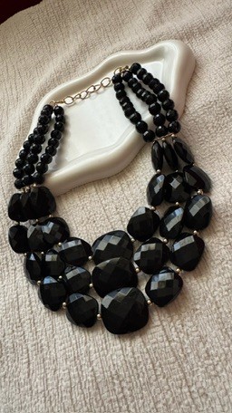 Collana nera multistrato con