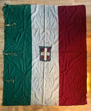 Bandiera italiana con scudo di Savoia (croce bianca in campo rosso)