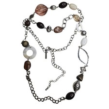 Maglia lunga a catena LANE BRYANT e perline varie forme nei toni neutri.