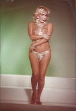 foto osè con donna a seno scoperto / risqué photo with woman topless