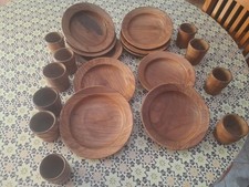 Set di piatti e bicchieri artigianali in legno