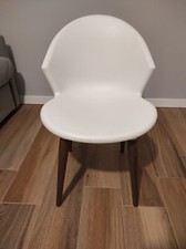 Sedia bianca d'arredamento 