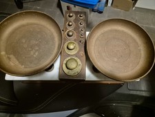 Antica bilancia a 2 piatti in