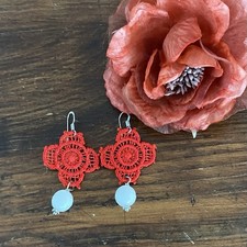 Orecchini rossi pendenti piccoli leggeri artigianali fatti a mano uncinetto fior