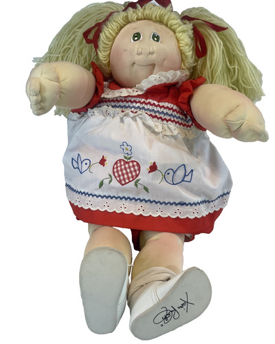 Bambola bambina bionda verde