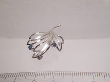 Spilla in argento 925 TEKA anni 80 liscia/opaca a forma di foglia 2 spinelli blu