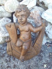 ANTICA SCULTURA  IN LEGNO , PUTTO CON SCUDO , INTAGLIATO A MANO.