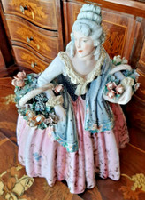 V. BERTOLOTTI MILANO DAMA CON CESTI DI FIORI CERAMICA CM H 31 X 23,5