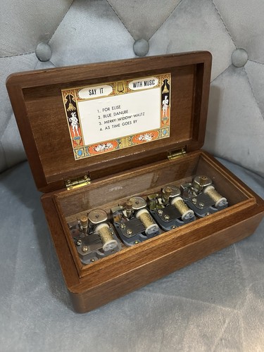 Music box vintage sankyo - box,