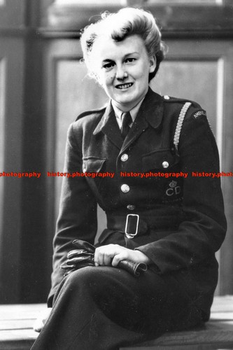 F007400 woman civil - woman,