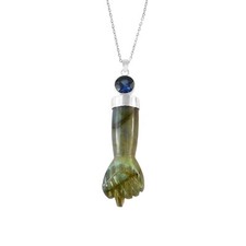 Collana con ciondolo pugno