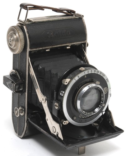 Bella fotocamera pieghevole