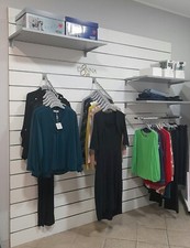 scaffali negozio usati con mensole e appendini.