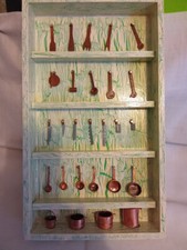 ESPOSITORE LEGNO ARTIGIANALE CON ATTREZZI CUCINA IN RAME MINIATURA FATTO A MANO