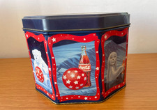 COCA COLA  SCATOLA LATTA  1996  C'ART ESAGONALE  MADE CINA DISTRIBUITA IN U.S.A