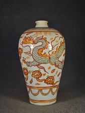 Antico vaso cinese con drago