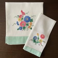 Set vintage asciugamano+ospite in lino con applicazioni ricamate e orlo ajour