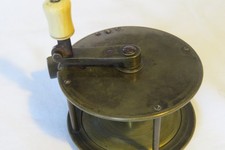 UN MULINELLO VINTAGE IN OTTONE 3 1/2 SALMONE MOSCA CON MANICO PIEGHEVOLE CIRCA 1880